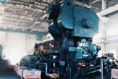 3月24日，世界第一臺德國奧姆卡4000噸熱模鍛生產(chǎn)線在山推總廠熱模鍛車間安裝調(diào)試。