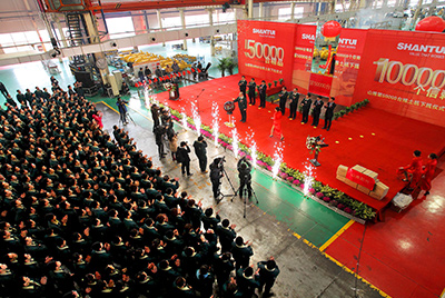 推土機事業(yè)部總裝工廠隆重舉行推土機第50000臺下線慶典儀式。這一激動人心的歷史時刻標志著50000臺不僅僅是一個數(shù)量的積累，更是山推管理水平、生產(chǎn)規(guī)模、制造技術(shù)、研發(fā)能力、銷售能力等綜合能力的體現(xiàn)，標志著山推推土機產(chǎn)業(yè)整體實力進一步增強，是從量變到質(zhì)變的飛躍。