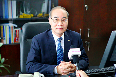 張秀文董事長在接受中國山東網(wǎng)專題采訪時，就公司踐行“厚道魯商”倡樹行動進行回答，介紹了山推把“仁義、誠信、厚道”的文化精髓融入到生產(chǎn)經(jīng)營的全過程的典型做法和“誠敬做產(chǎn)品，誠信做企業(yè)”的經(jīng)營理念，在工程機械行業(yè)樹立起了“厚德堅韌”的山東國企形象