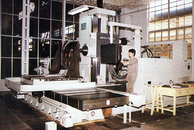 BPN-13B(R4)數(shù)控臥式加工中心。廠房擴建加大，設(shè)備填平補齊，增加精、大、稀設(shè)備，新上生產(chǎn)線，提高企業(yè)裝備素質(zhì)，使山推廠成為名副其實的大馬力推土機生產(chǎn)廠。