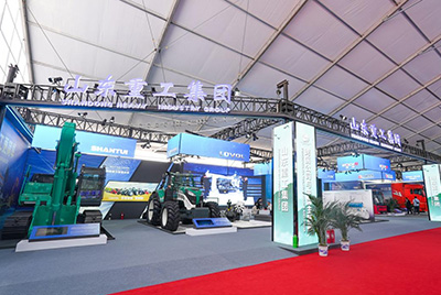 2023跨國公司與中國主題展在青島國際會議中心海上大壩舉辦， 山推股份攜EE225電挖、SRD13-C6U無人駕駛壓路機和純電裝載機隨團參展。